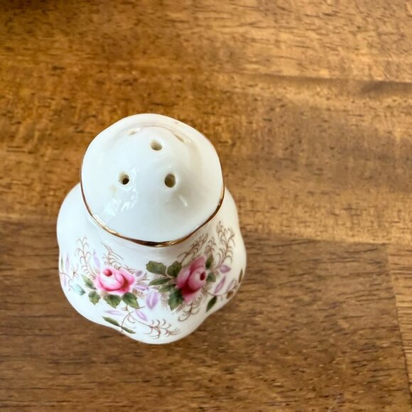 Royal‎ Albert Lavender Rose Pepper Shaker Vintage Bone China Floral Gold Trim - Picture 4 of 6
